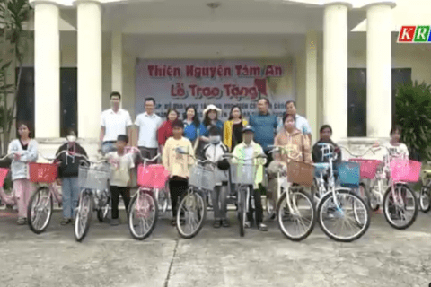 Trao xe đạp và sách giáo khoa cho học sinh nghèo