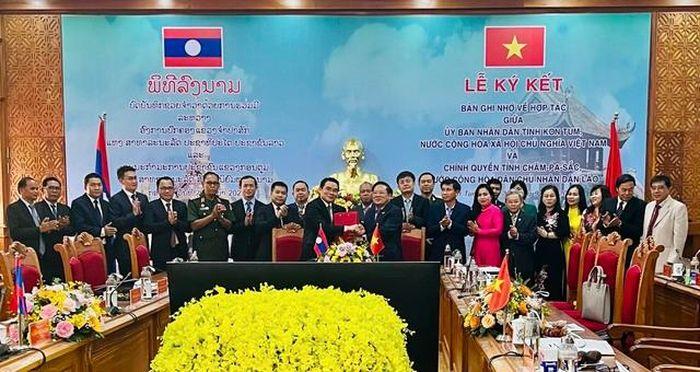 Lãnh đạo tỉnh Kon Tum và lãnh đạo tỉnh Champasak ký kết hợp tác giai đoạn 2023 - 2027 - Ảnh: VGP/Dương Nương