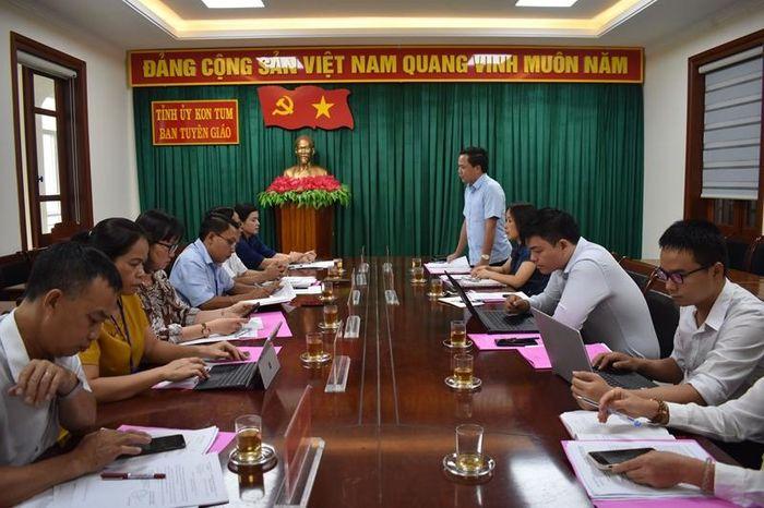 Đồng chí Y Ngọc, Phó Chủ tịch UBND tỉnh Kon Tum (áo xanh, đứng) và một số sở, ban, ngành thông tin với báo chí về cải cách hành chính